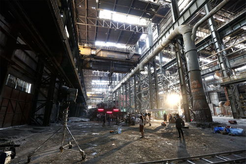 组图 小s内地综艺现场曝光 废工厂穿浴袍化浓妆